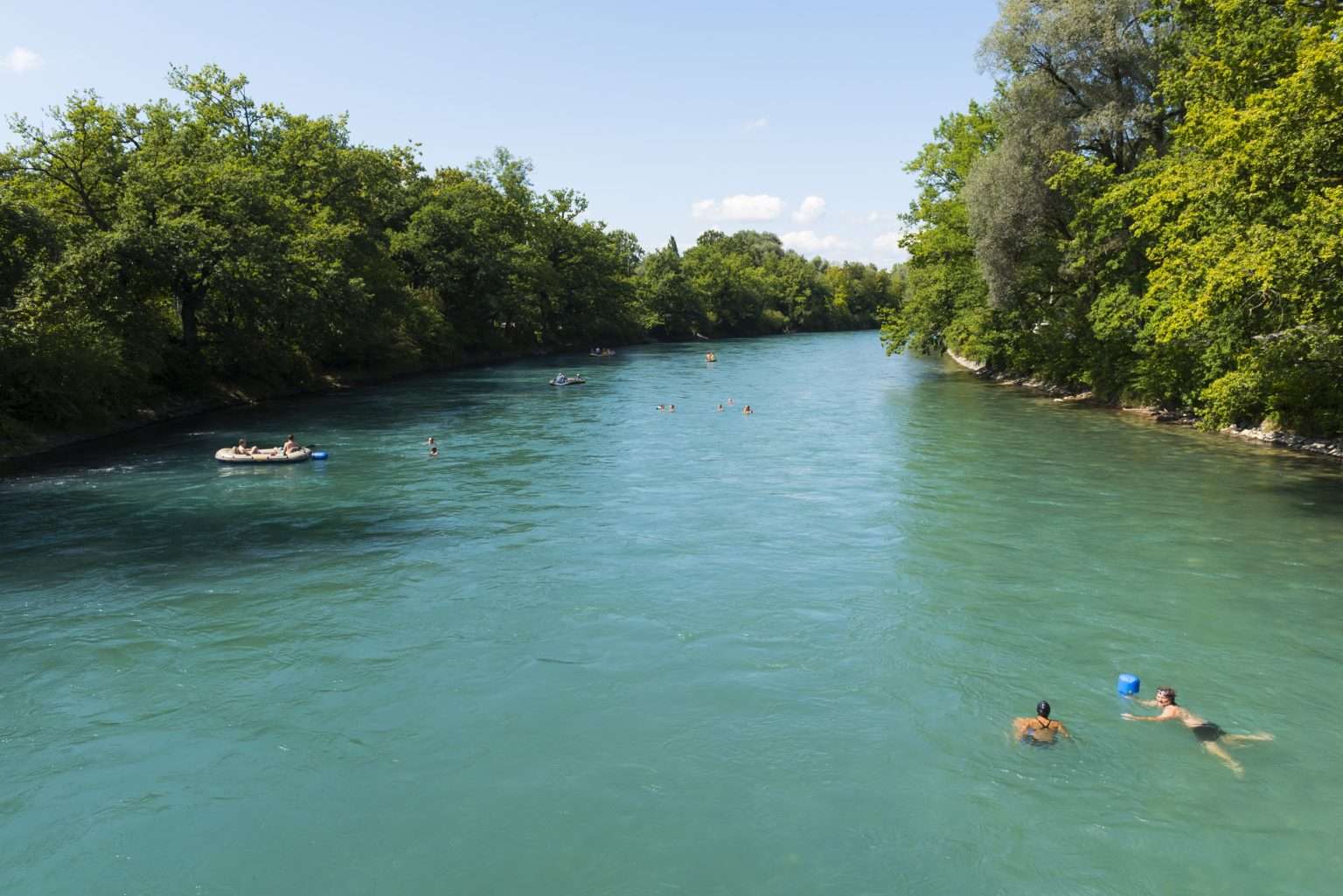 Πίστωση εικόνας: Joel Carillet , με άδεια από το iStock | Άνθρωποι επιπλέουν στον ποταμό Aare, μια δημοφιλής καλοκαιρινή δραστηριότητα στη Βέρνη της Ελβετίας.